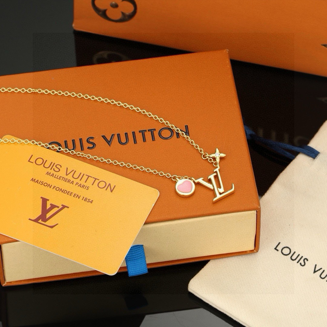 路易威登心桃字母项链 手链 秉承精湛匠艺 抛光色泽成就经典 LV 字母的自然化身，流露品牌格调 明星同款