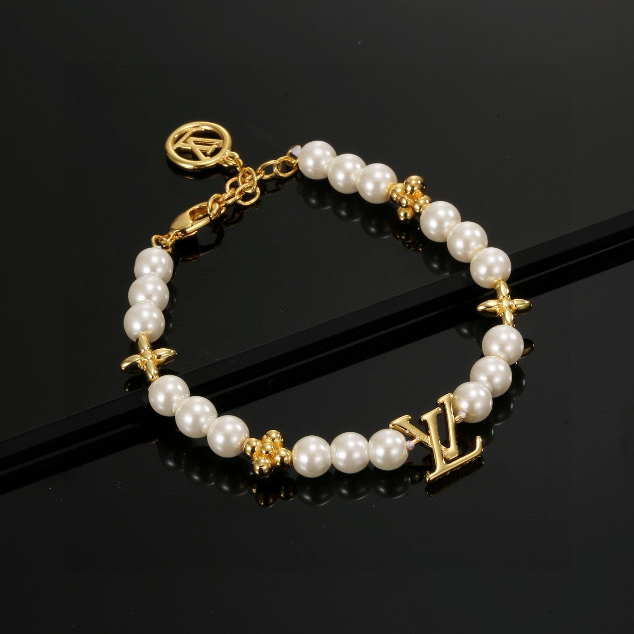 驴家LV Beads 手链以多重材质串珠，LV 字母化身挂饰和抛光金属串珠上的铭纹，树脂串珠呈现细腻亮泽