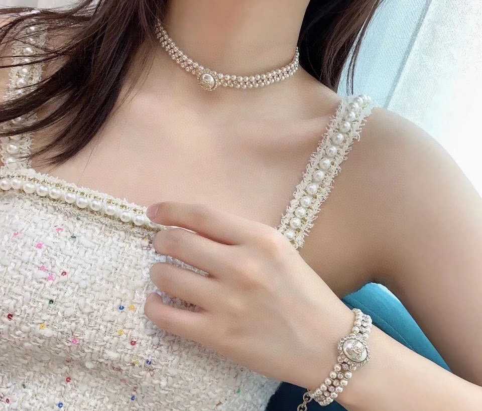 Chanel 小香椭圆珍珠镶钻双层项链颈链 ，重工编织 手工一颗颗镶嵌而成💯
 ✨✨时尚高级洋气质感好