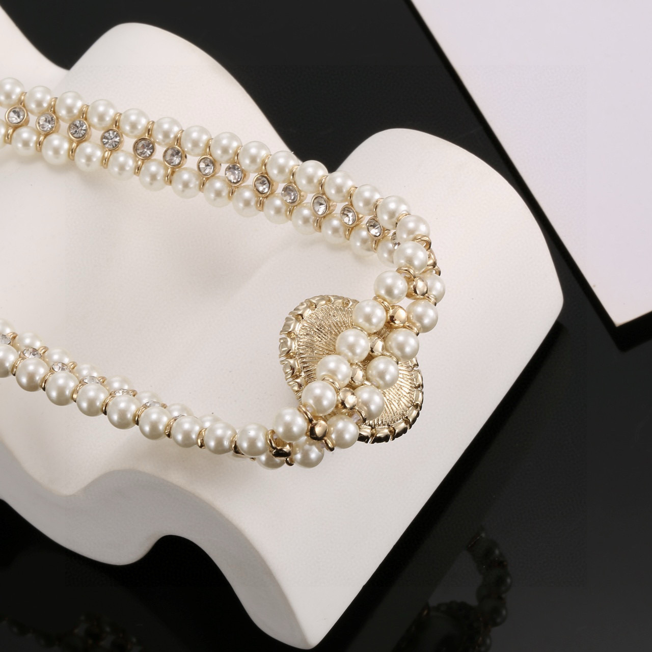  Chanel 小香椭圆珍珠镶钻双层项链颈链 ，重工编织 手工一颗颗镶嵌而成💯
 ✨✨时尚高级洋气质感好