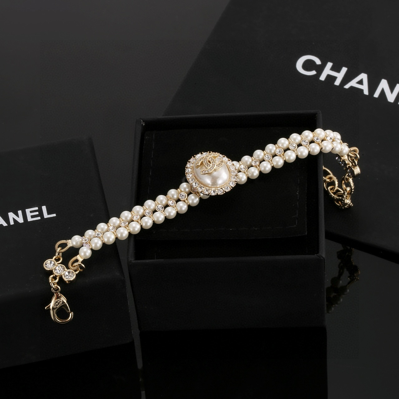  Chanel 小香椭圆珍珠镶钻双层手链，重工编织 手工一颗颗镶嵌而成💯
 ✨✨时尚高级洋气质感好❤️手