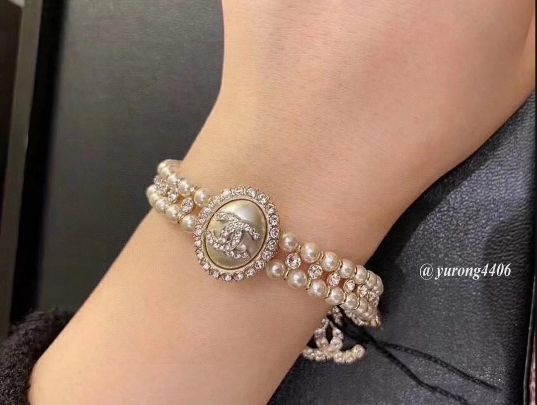  Chanel 小香椭圆珍珠镶钻双层手链，重工编织 手工一颗颗镶嵌而成💯
 ✨✨时尚高级洋气质感好❤️手