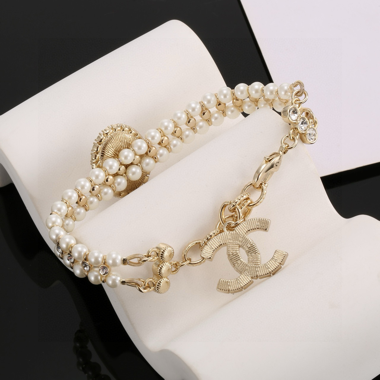  Chanel 小香椭圆珍珠镶钻双层手链，重工编织 手工一颗颗镶嵌而成💯
 ✨✨时尚高级洋气质感好❤️手