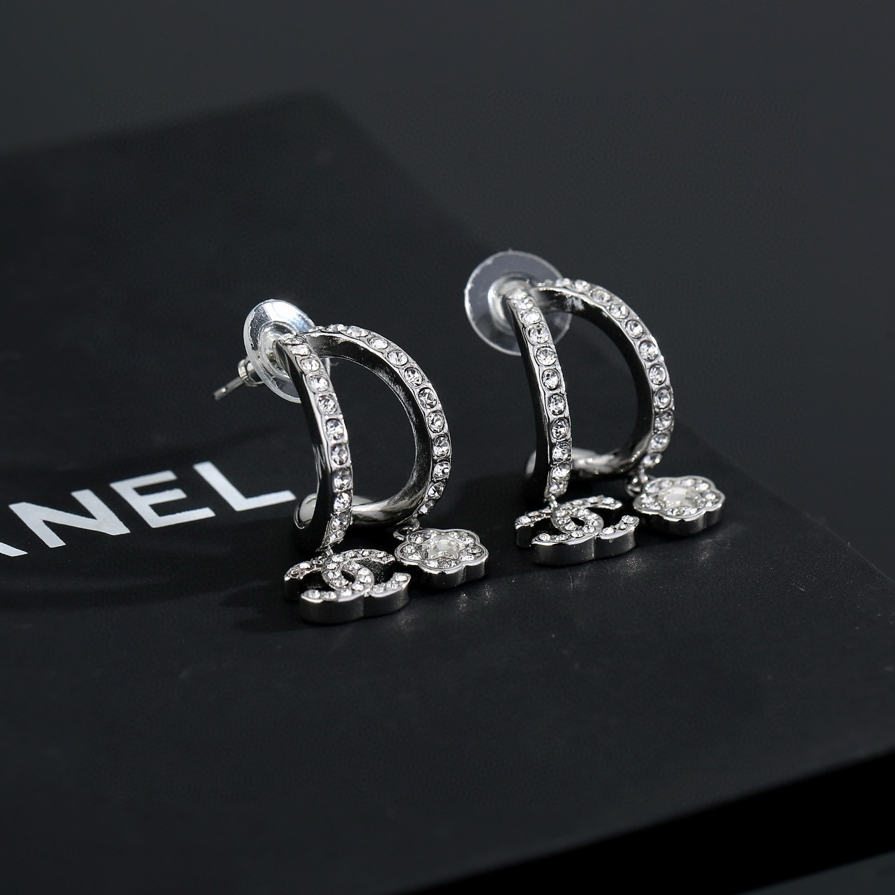 
 Chanel 🇫🇷香奈儿经典双C花朵花瓶耳钉 这款随意搭配都是非常好看百搭时尚单品 🎁日常款 很修饰