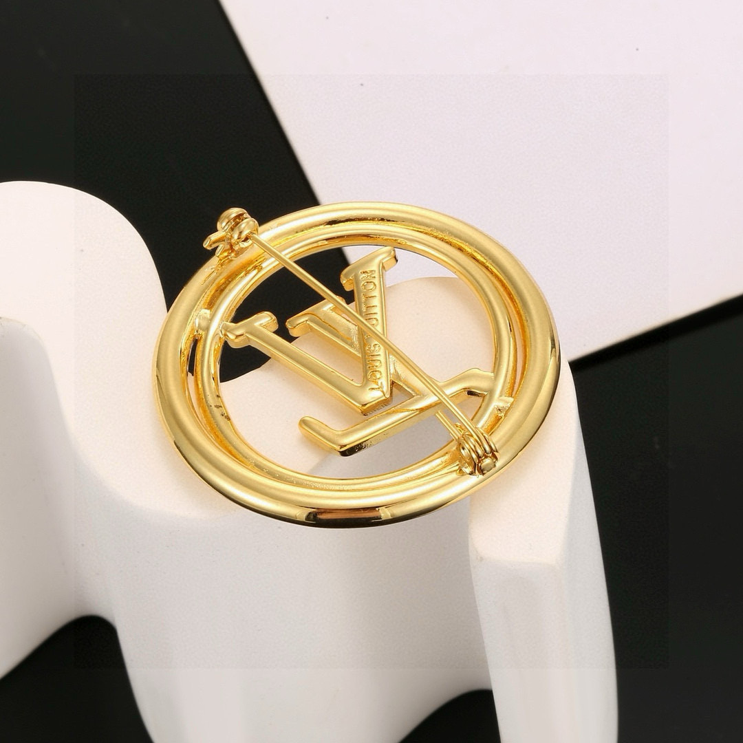  路易威登胸针 秉承精湛匠艺，以锻造耀目 LV Twig  抛光色泽成就经典 LV 字母的自然化身，流露