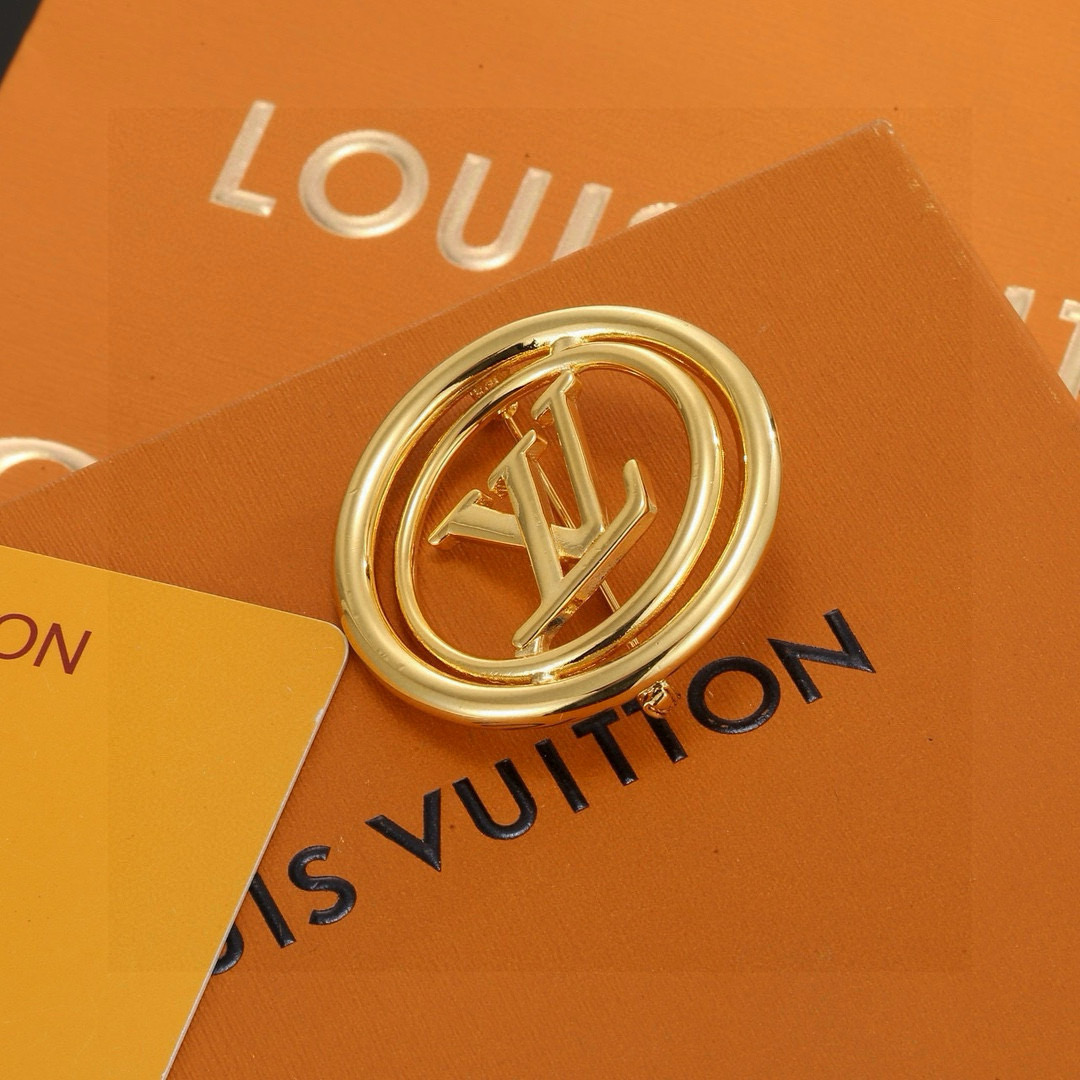  路易威登胸针 秉承精湛匠艺，以锻造耀目 LV Twig  抛光色泽成就经典 LV 字母的自然化身，流露