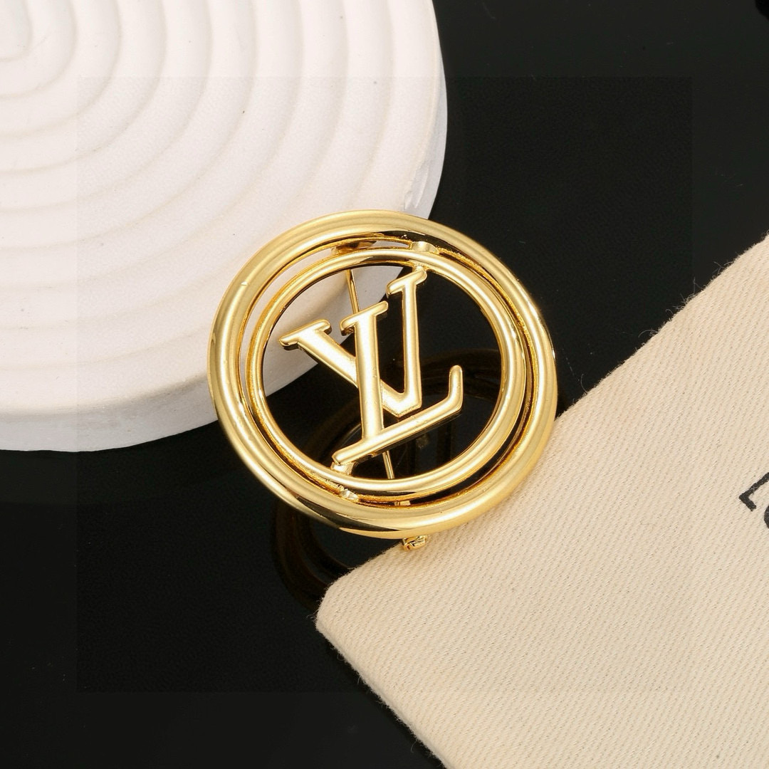  路易威登胸针 秉承精湛匠艺，以锻造耀目 LV Twig  抛光色泽成就经典 LV 字母的自然化身，流露
