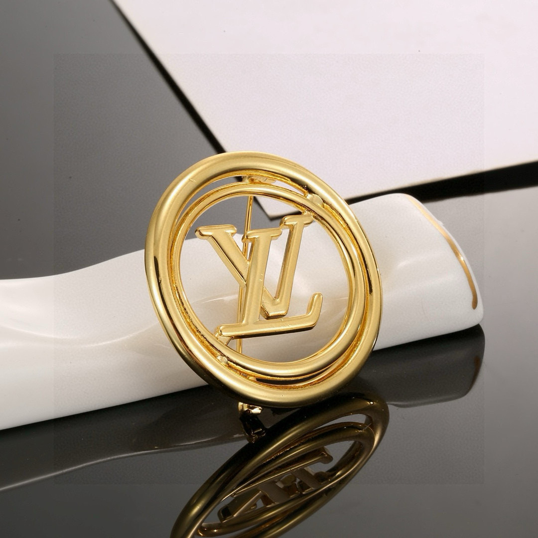  路易威登胸针 秉承精湛匠艺，以锻造耀目 LV Twig  抛光色泽成就经典 LV 字母的自然化身，流露