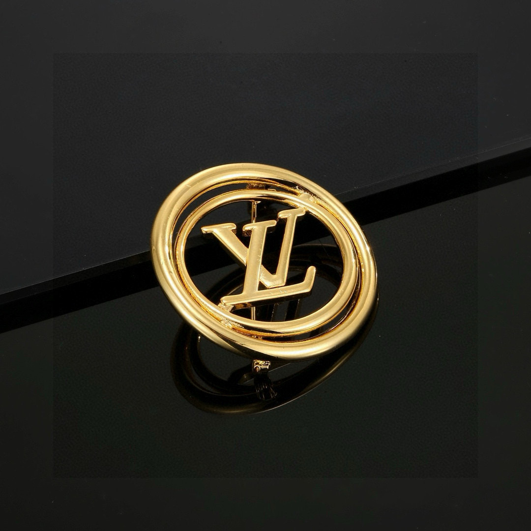  路易威登胸针 秉承精湛匠艺，以锻造耀目 LV Twig  抛光色泽成就经典 LV 字母的自然化身，流露
