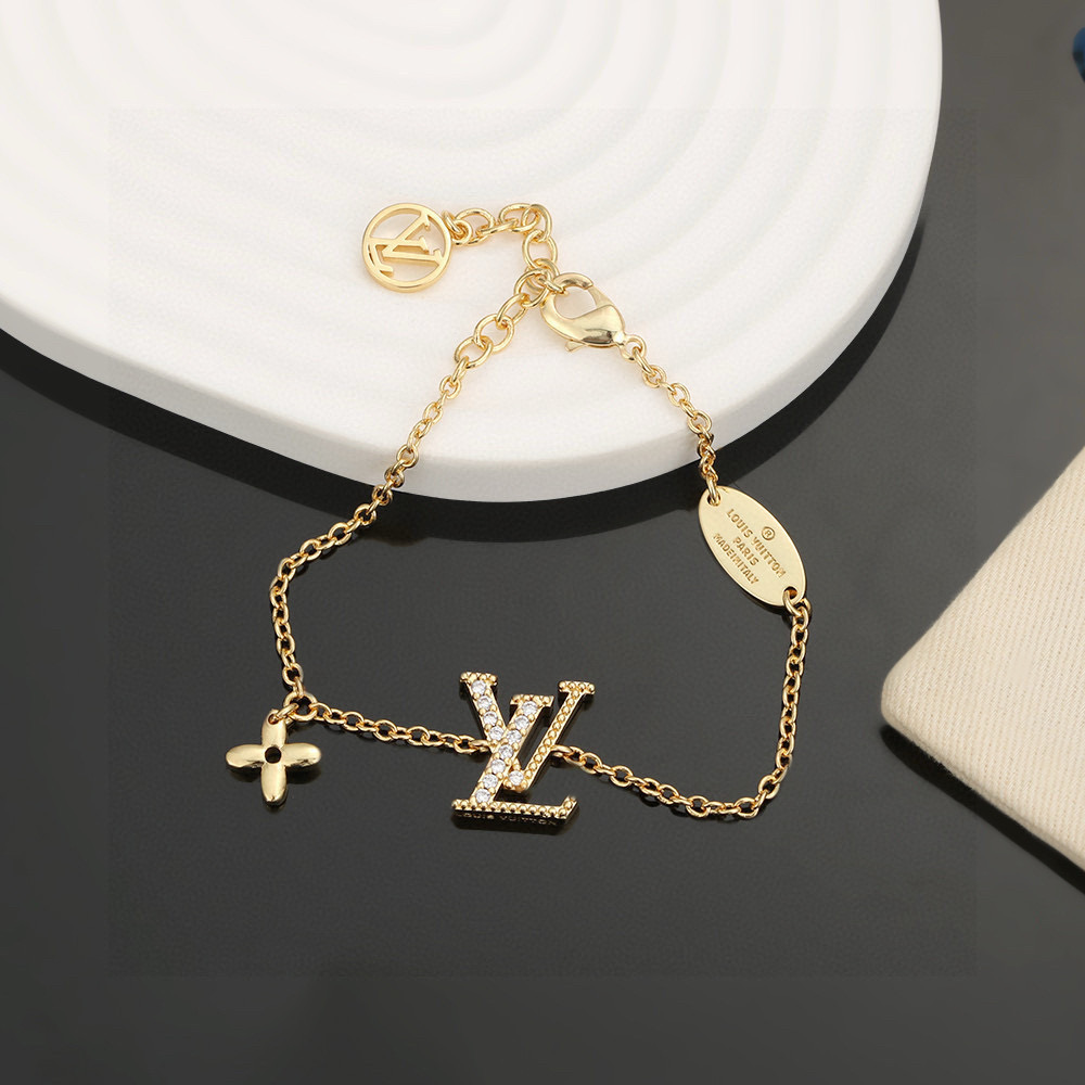 【精工版本】 路易威登字母手链 秉承精湛匠艺 抛光色泽成就经典 LV 字母的自然化身，流露品牌格调 明星