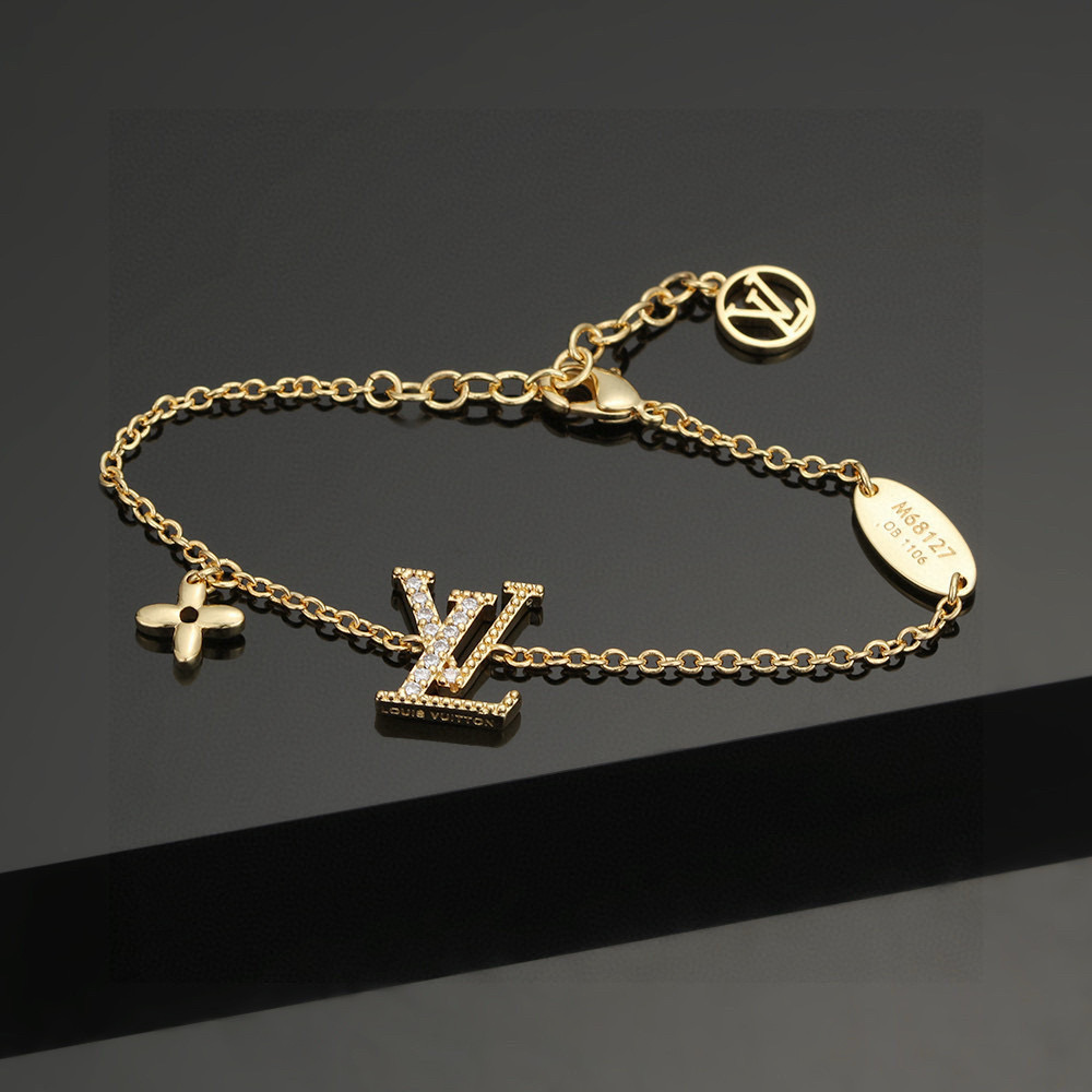 【精工版本】 路易威登字母手链 秉承精湛匠艺 抛光色泽成就经典 LV 字母的自然化身，流露品牌格调 明星
