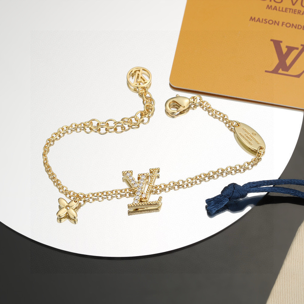 【精工版本】 路易威登字母手链 秉承精湛匠艺 抛光色泽成就经典 LV 字母的自然化身，流露品牌格调 明星