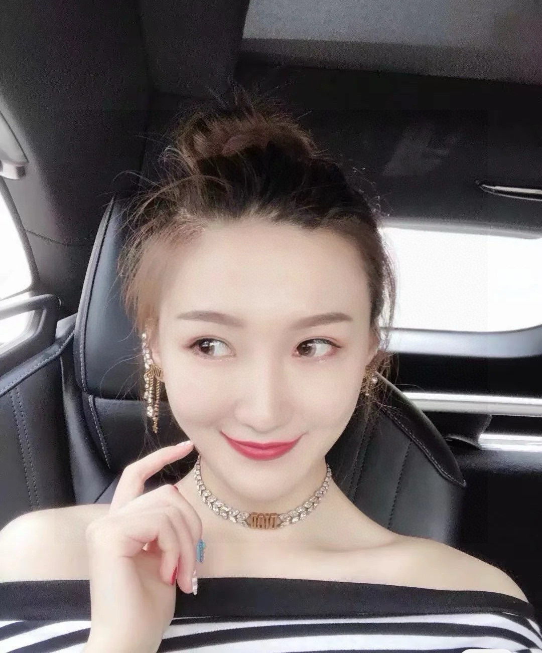 迪奥👼一线大牌都爱的JaDior·迪奥 新品手链硬朗的金属线条满是中性调调街头朋克味道、复古金属质感逆袭