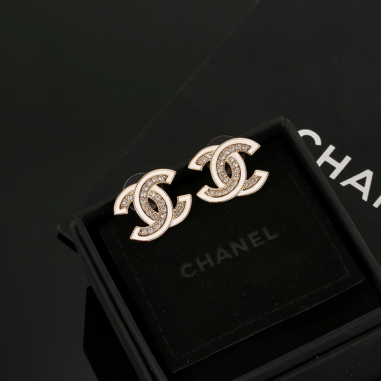  Chanel 🇫🇷香奈儿经典双C耳钉 这款随意搭配都是非常好看百搭时尚单品 🎁日常款 很修饰脸型 很上