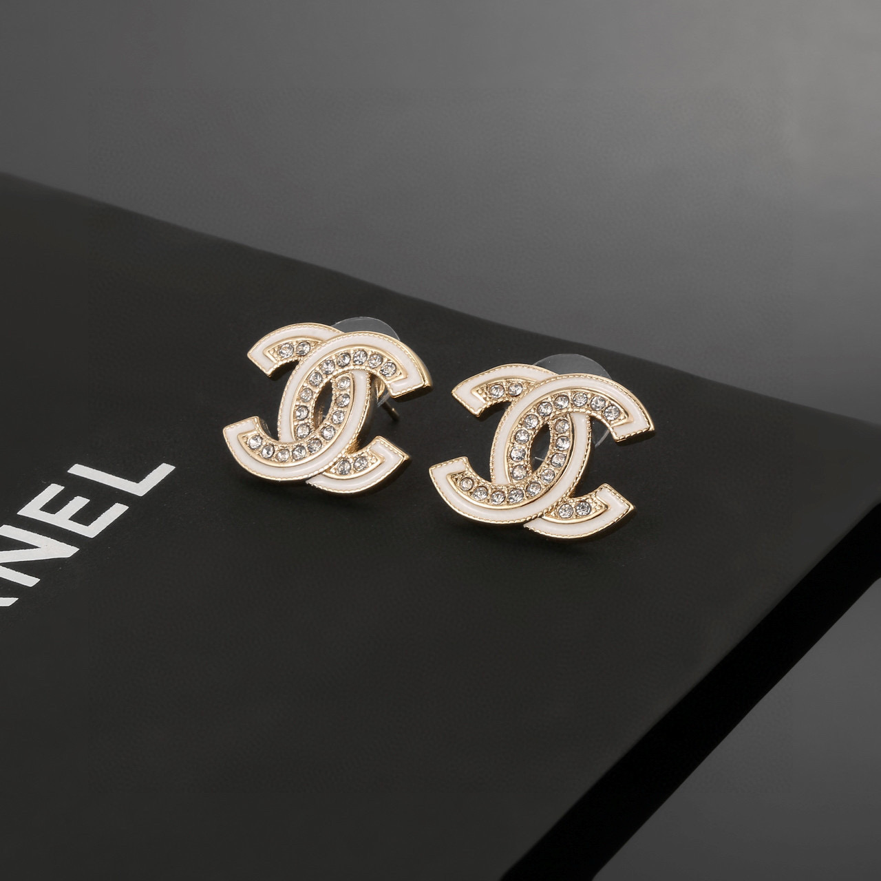  Chanel 🇫🇷香奈儿经典双C耳钉 这款随意搭配都是非常好看百搭时尚单品 🎁日常款 很修饰脸型 很上