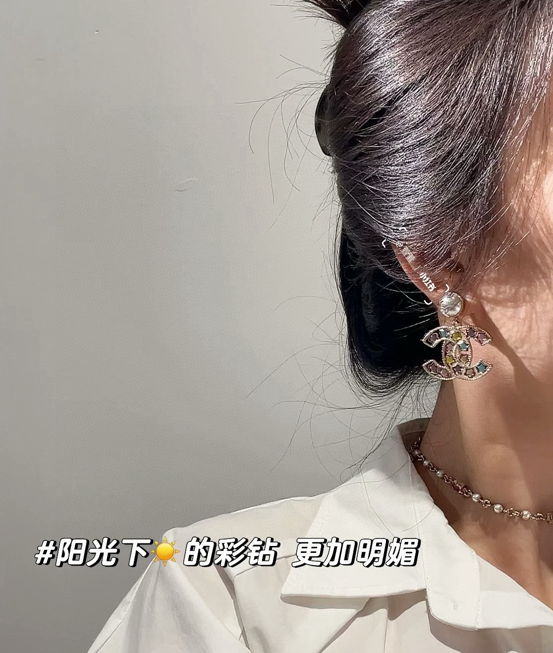  香奈儿星星彩色系列耳钉，更修饰脸型。以金色金属边环绕给人一种神秘、成熟、复古的感觉。双c耳钉