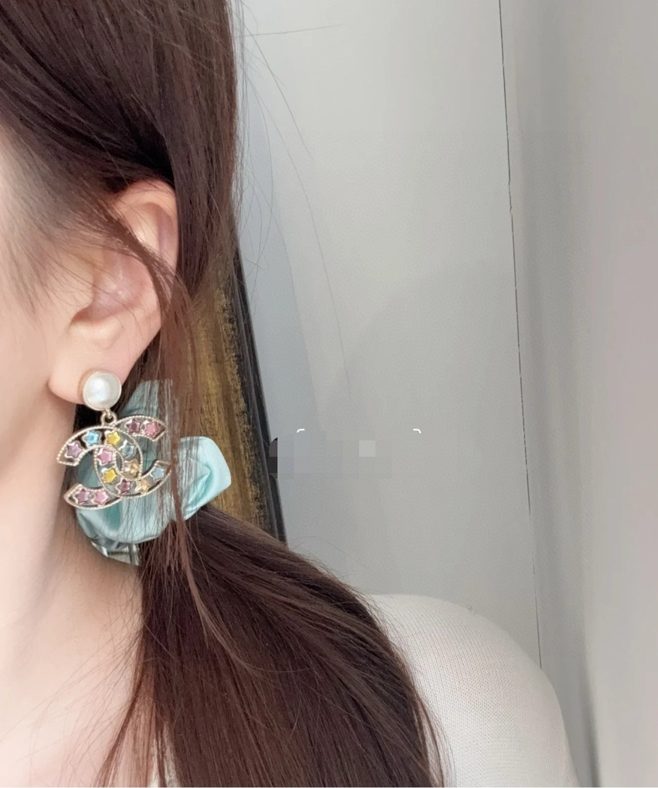  香奈儿星星彩色系列耳钉，更修饰脸型。以金色金属边环绕给人一种神秘、成熟、复古的感觉。双c耳钉