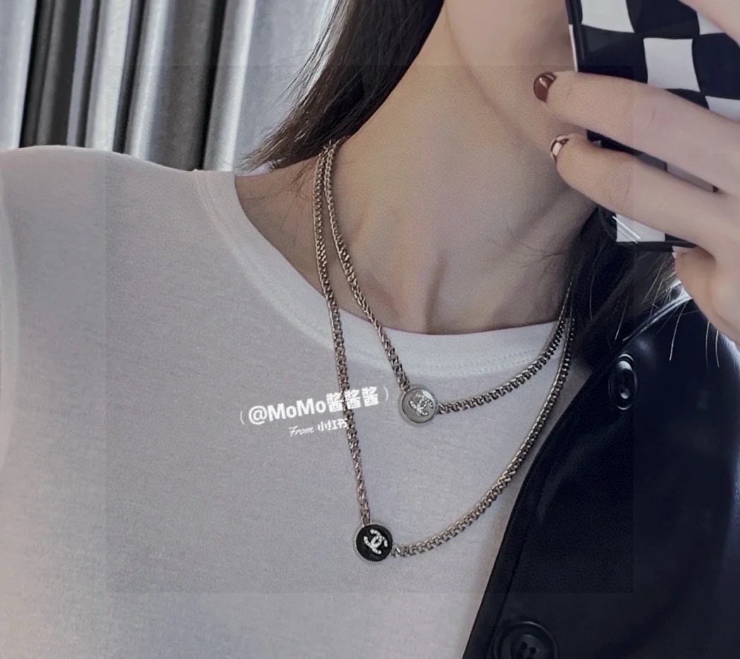 香奈儿双c纽扣项链     双C logo非常秀气，再加上满镶施华洛水晶，blingbling超级灵动