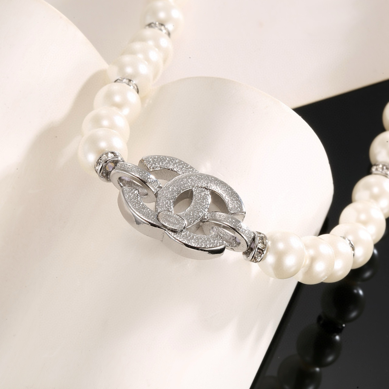 CHANEL 香奈儿珍珠项链，高端品质，专柜同材质，做工精致细腻，重工版本，简约大方温文尔雅，特别温柔