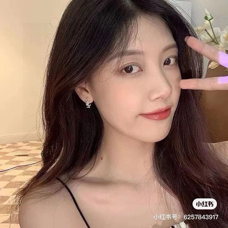  圣罗兰YSL 耳钉经典奢侈   时尚百搭 犹如酒会礼服一般，绚烂多姿。经典 最具个性魅力象征永远的不变