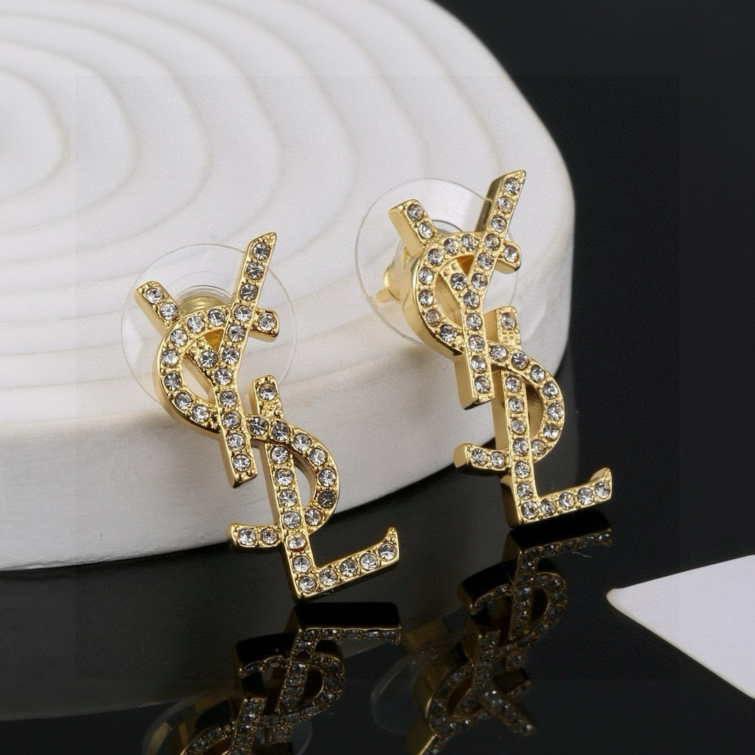  圣罗兰YSL 耳钉经典奢侈   时尚百搭 犹如酒会礼服一般，绚烂多姿。经典 最具个性魅力象征永远的不变