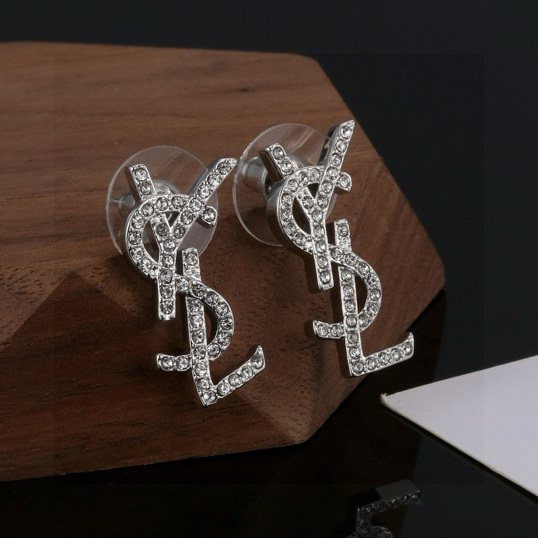  圣罗兰YSL 耳钉经典奢侈   时尚百搭 犹如酒会礼服一般，绚烂多姿。经典 最具个性魅力象征永远的不变