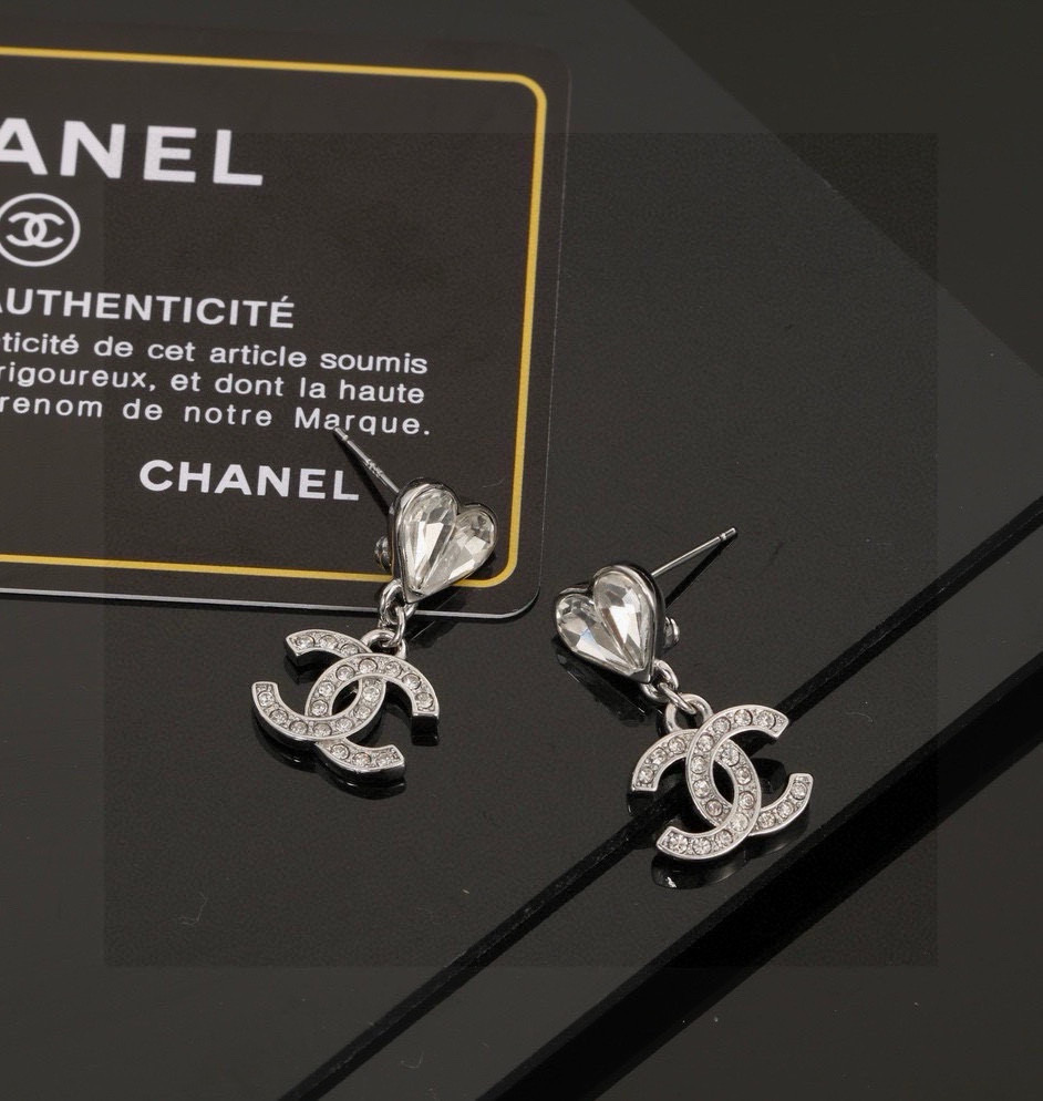  Chanel 🇫🇷香奈儿经典双C心桃耳钉 这款随意搭配都是非常好看百搭时尚单品 🎁日常款 很修饰脸型 