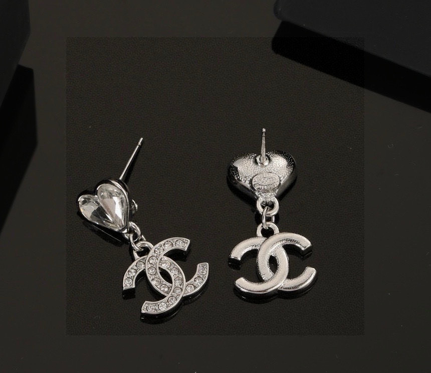 Chanel 🇫🇷香奈儿经典双C心桃耳钉 这款随意搭配都是非常好看百搭时尚单品 🎁日常款 很修饰脸型 