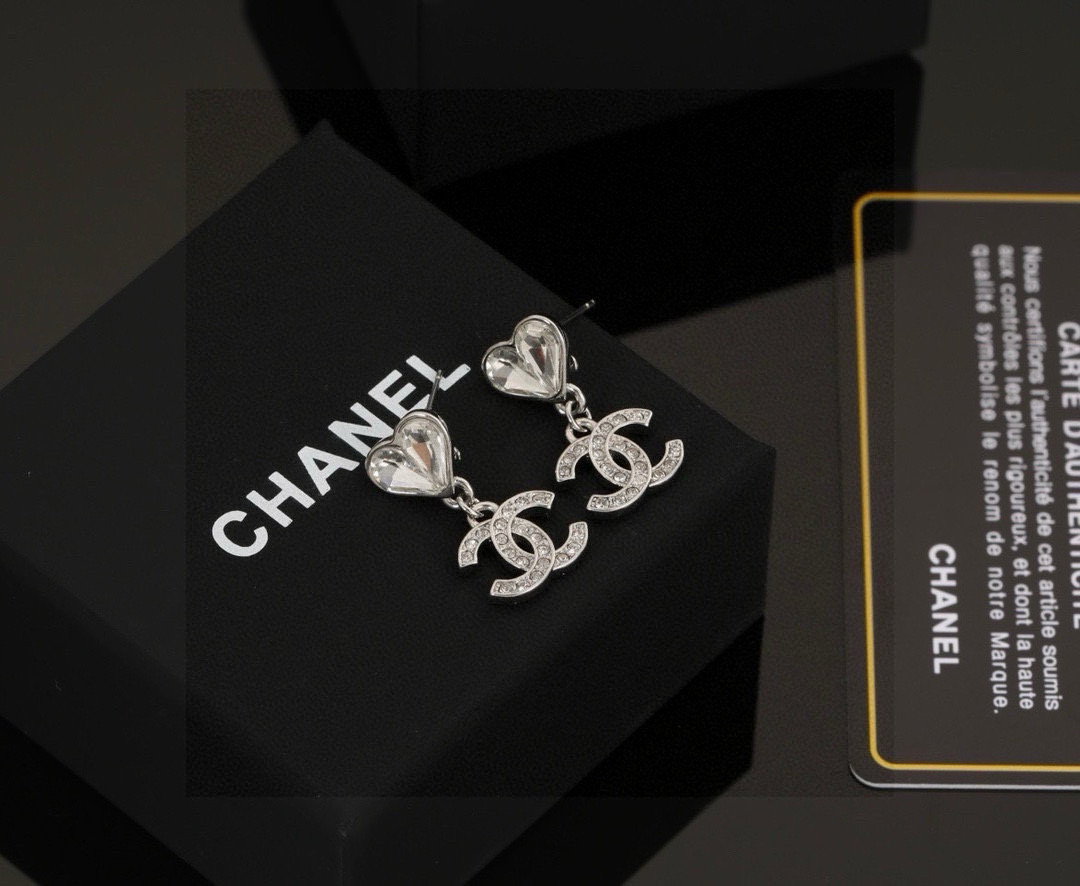  Chanel 🇫🇷香奈儿经典双C心桃耳钉 这款随意搭配都是非常好看百搭时尚单品 🎁日常款 很修饰脸型 