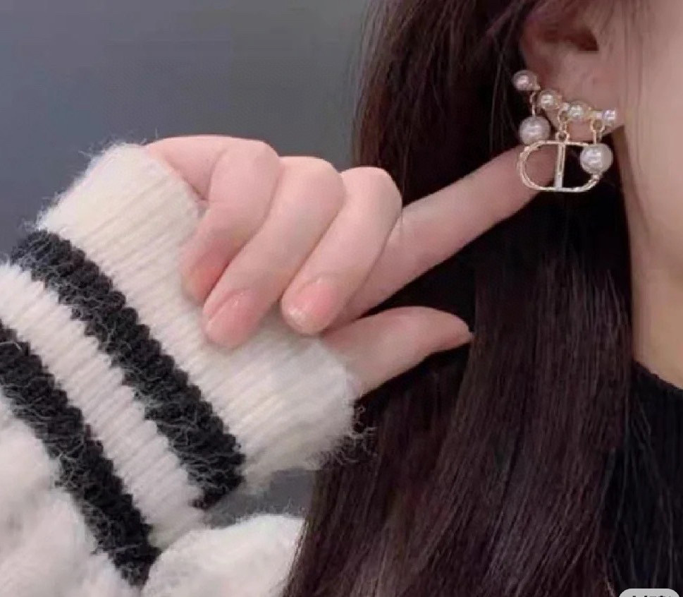  最新 迪奥火爆 各路网红同款，🔥爆 dior 系列，cd字母项链官网最新 同步 Dior 专柜一致材质
