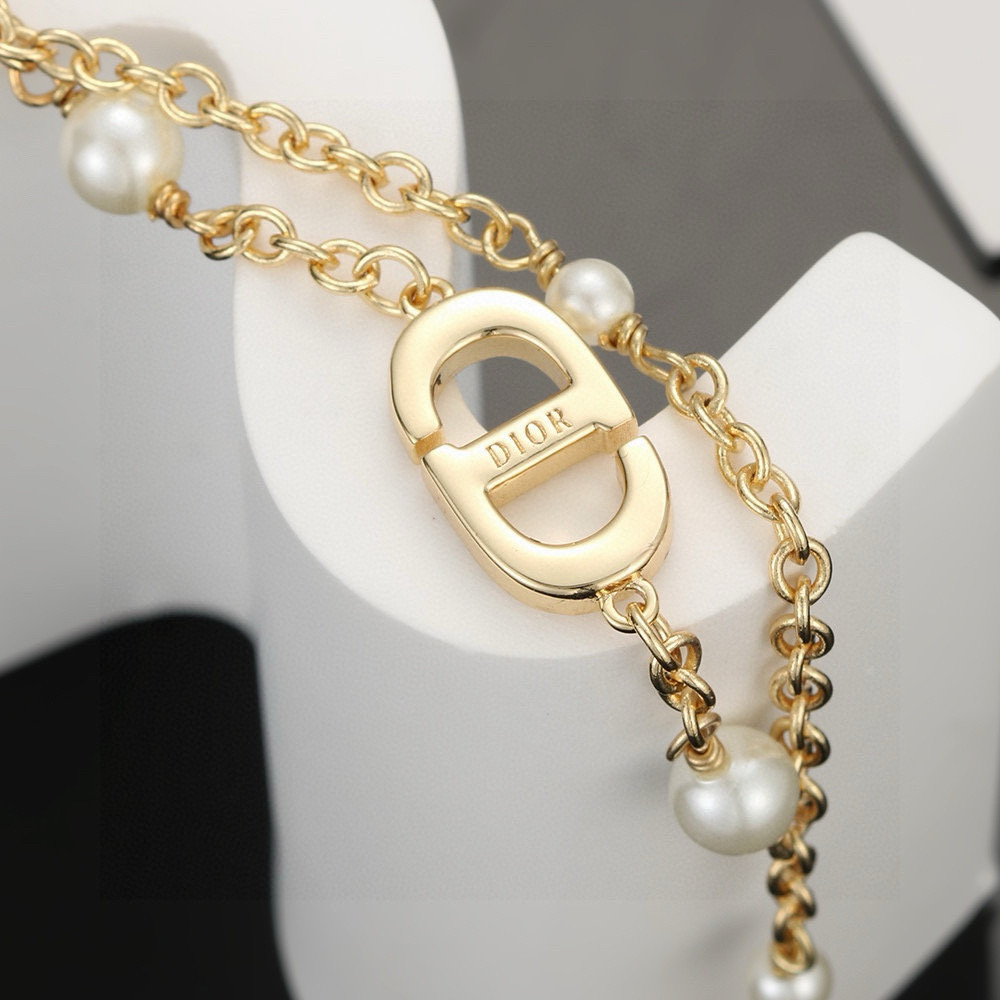  👑Dior 迪奥cd字母手链采用金色作为主要颜色，配上字母、五角星、增添了一份可爱。饰品的复古风格非常