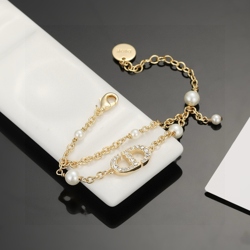  👑Dior 迪奥cd字母手链采用金色作为主要颜色，配上字母、五角星、增添了一份可爱。饰品的复古风格非常