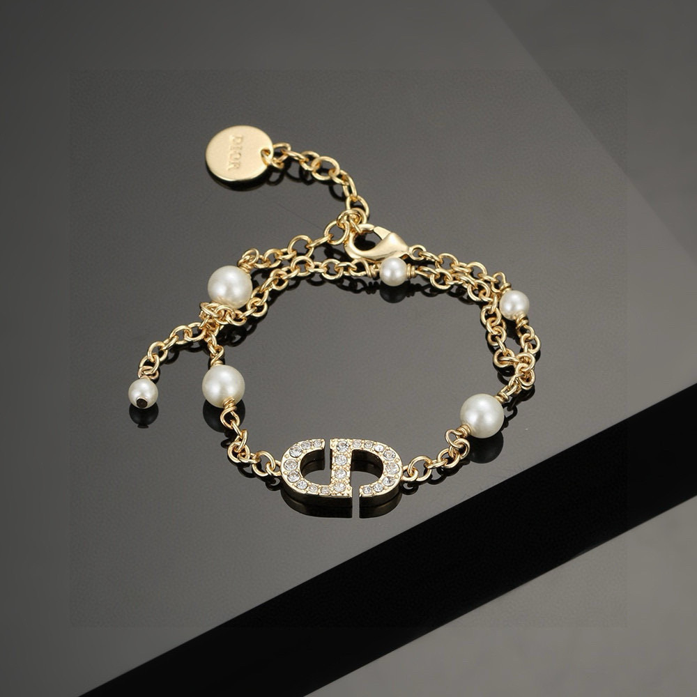  👑Dior 迪奥cd字母手链采用金色作为主要颜色，配上字母、五角星、增添了一份可爱。饰品的复古风格非常