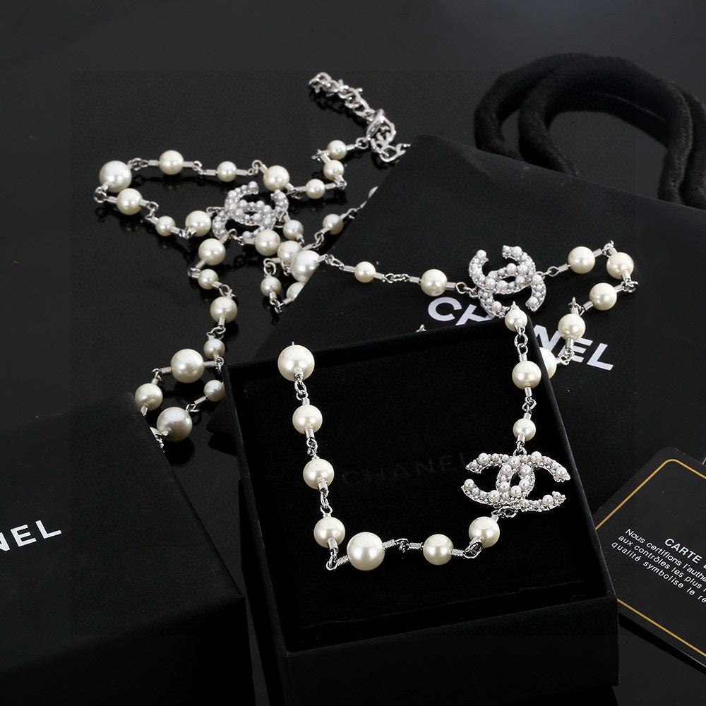  最新款Chanel 香奈儿双C珍珠项链  毛衣链非常好看，

精致大方，好不好品质说话，全部都实拍，图
