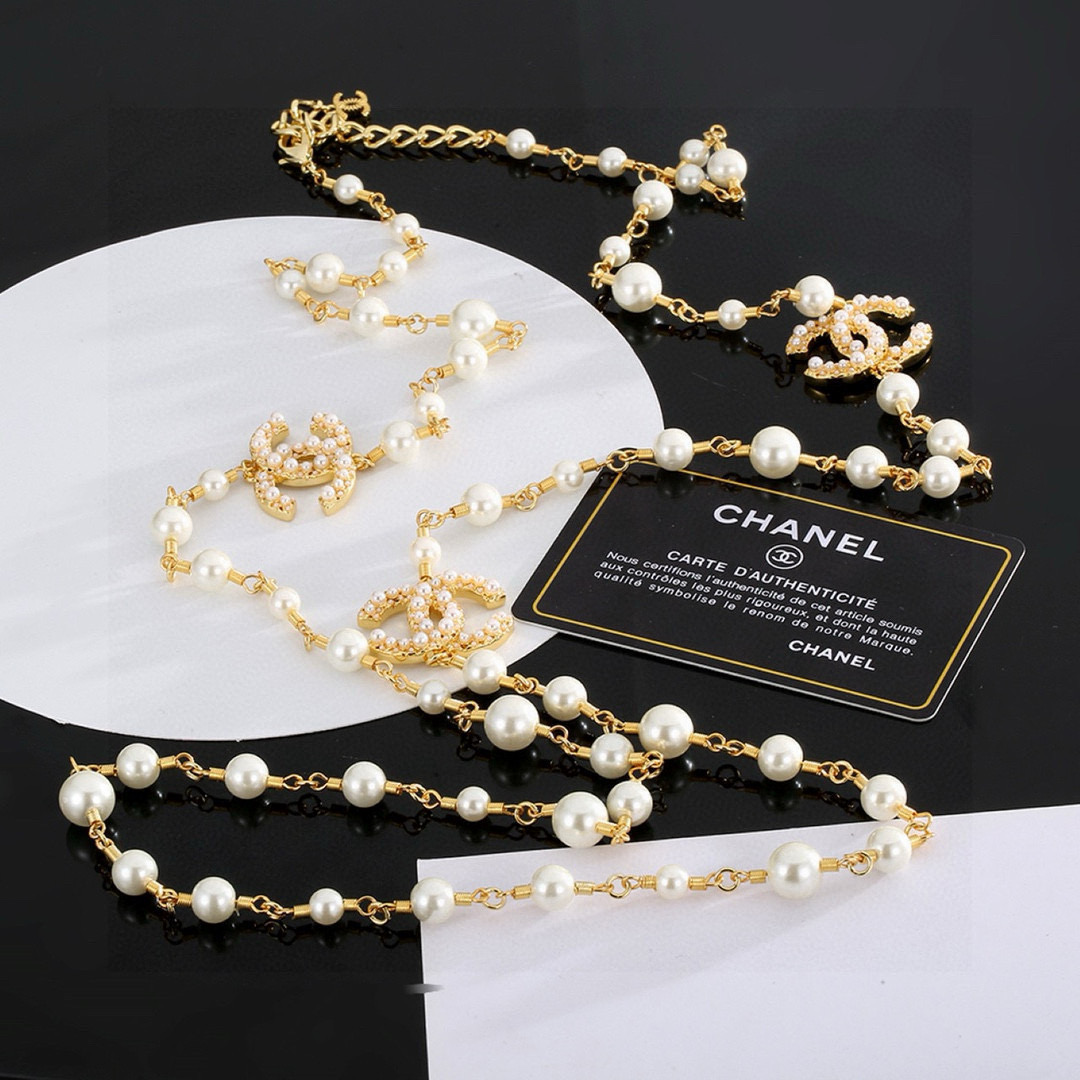  最新款Chanel 香奈儿双C珍珠项链  毛衣链非常好看，

精致大方，好不好品质说话，全部都实拍，图