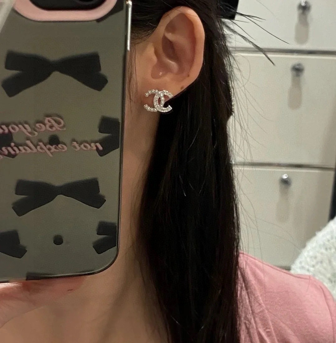  香奈儿耳环 紧追潮流早春耳钉🌟🌟 不管你是圆脸还是长脸拆下自己配系有意想不到的惊喜，修饰脸型利器，大牌