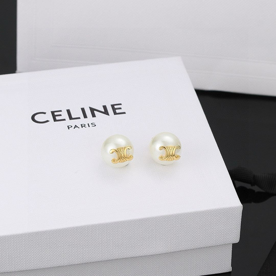  赛琳Celine 新款凯璇门珍珠耳钉👄❤️与众不同的设计 个性十足 颠覆你对传统耳环的印象 使其魅力爆