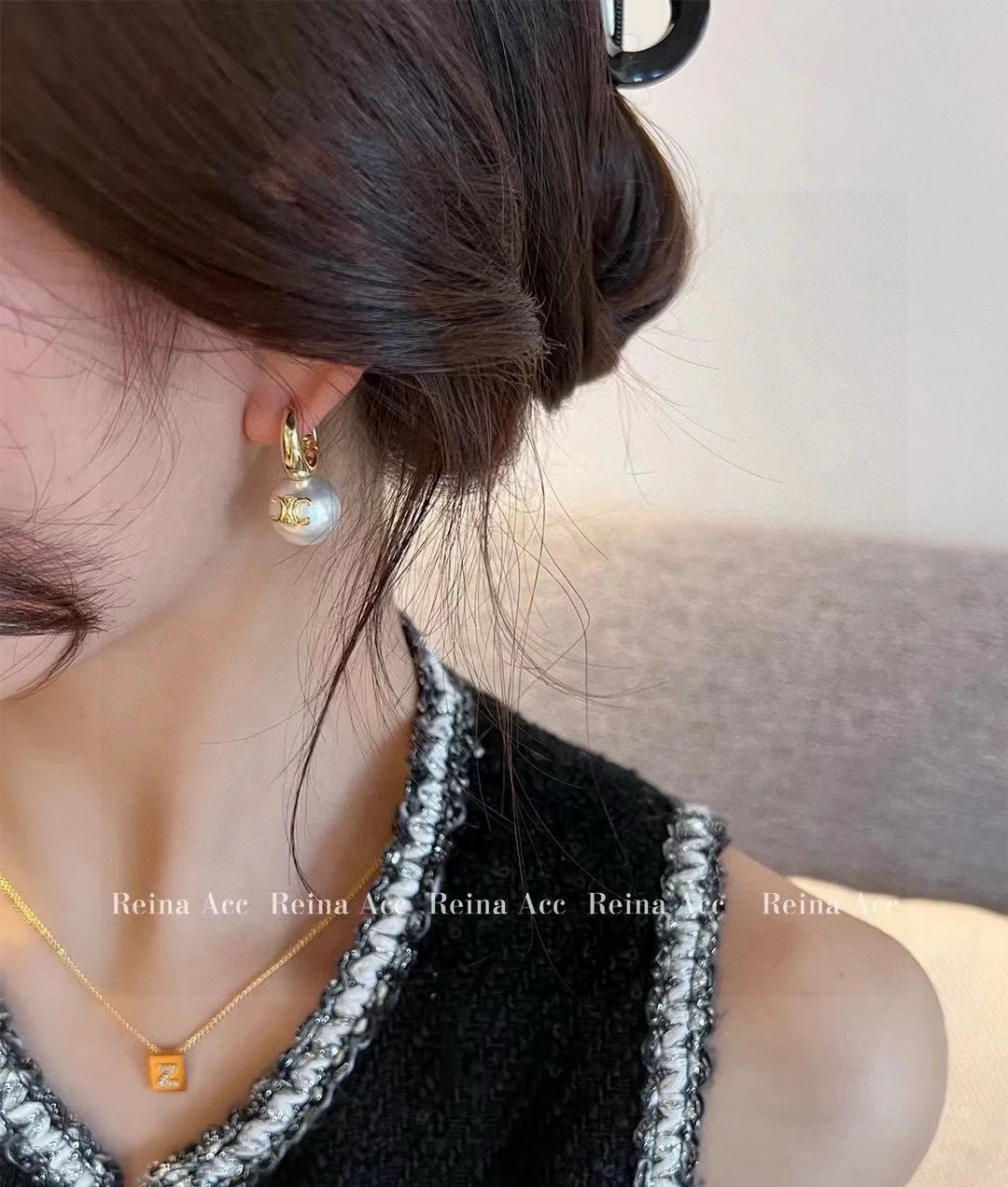  Celine 赛琳新款珍珠耳钉 与众不同的设计 个性十足 颠覆你对传统耳环的印象 使其魅力爆灯