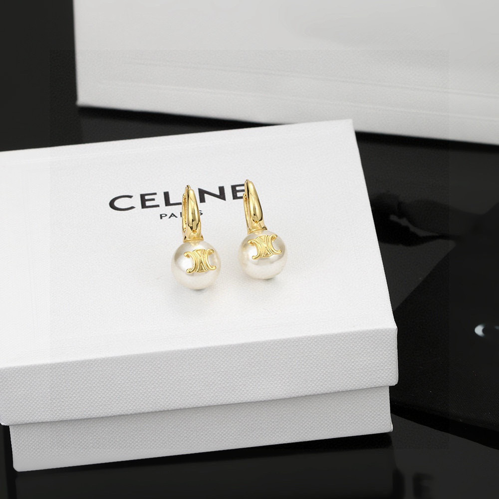 Celine 赛琳新款珍珠耳钉 与众不同的设计 个性十足 颠覆你对传统耳环的印象 使其魅力爆灯