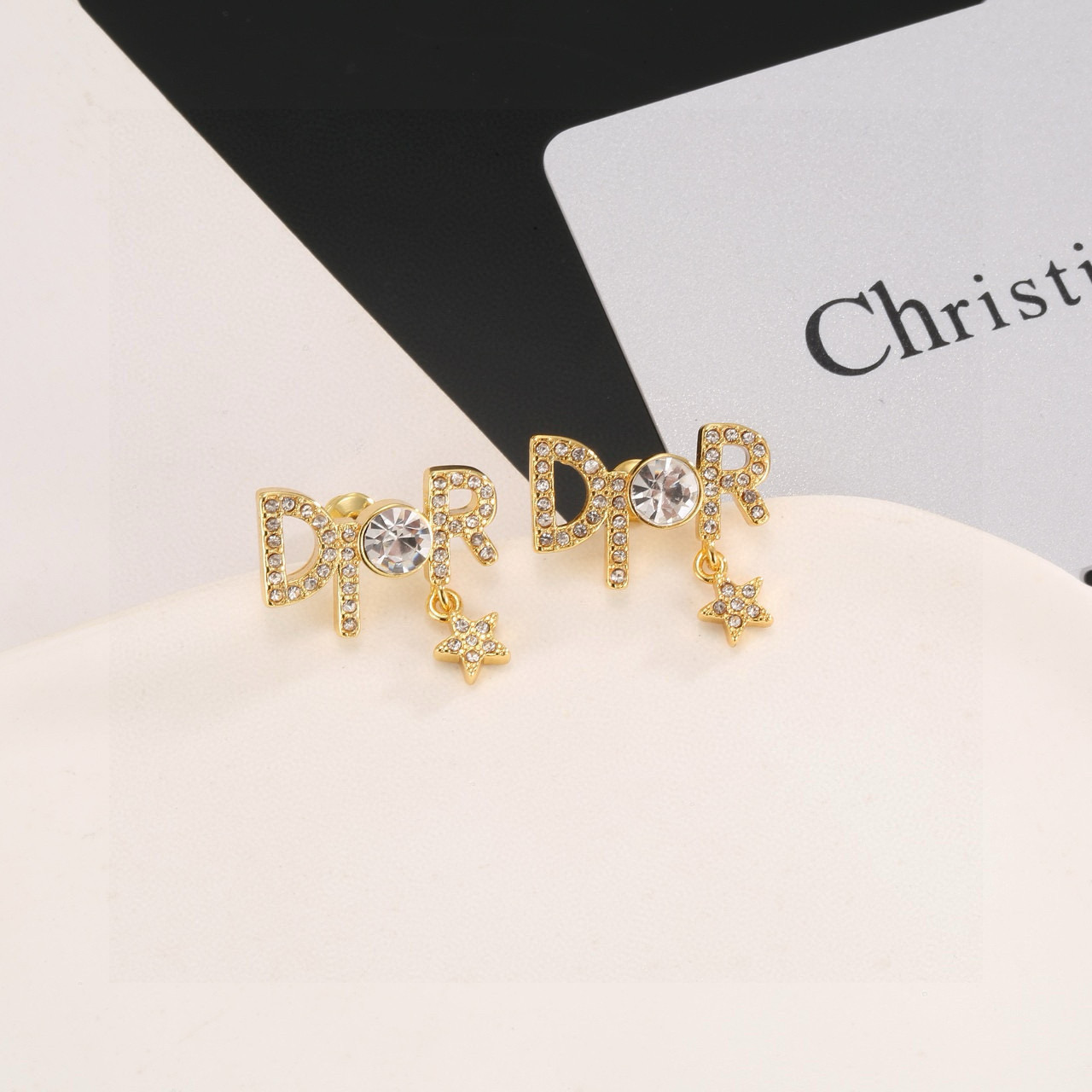  最新 迪奥火爆 各路网红同款，🔥爆 dior 系列，cd字母项链官网最新 同步 Dior 专柜一致材质