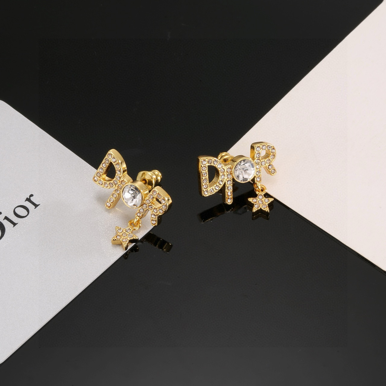  最新 迪奥火爆 各路网红同款，🔥爆 dior 系列，cd字母项链官网最新 同步 Dior 专柜一致材质