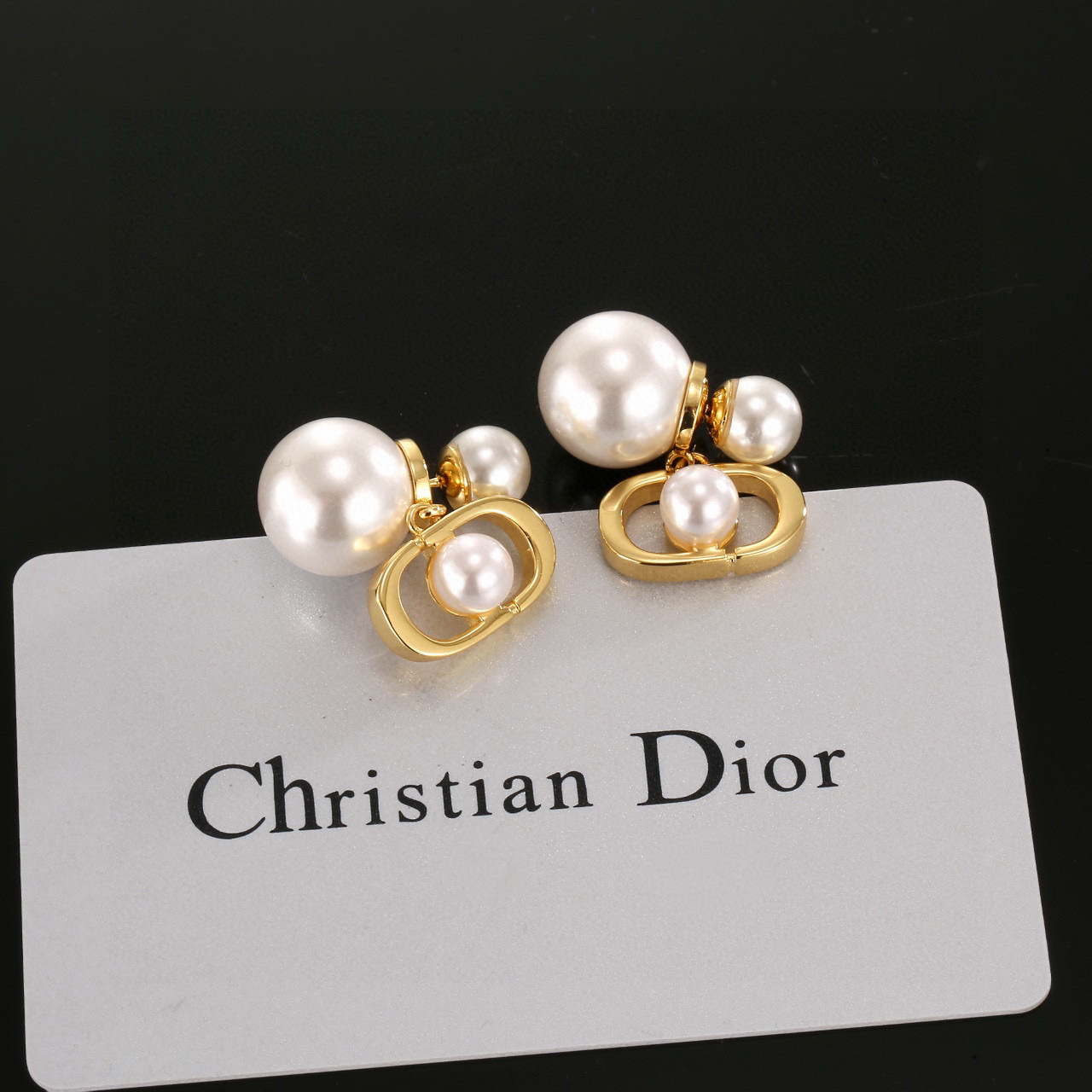  迪奥字母cd珍珠耳环  这款 Dior Tribales 耳环在 Dior 标志性款式的基础上演绎出新