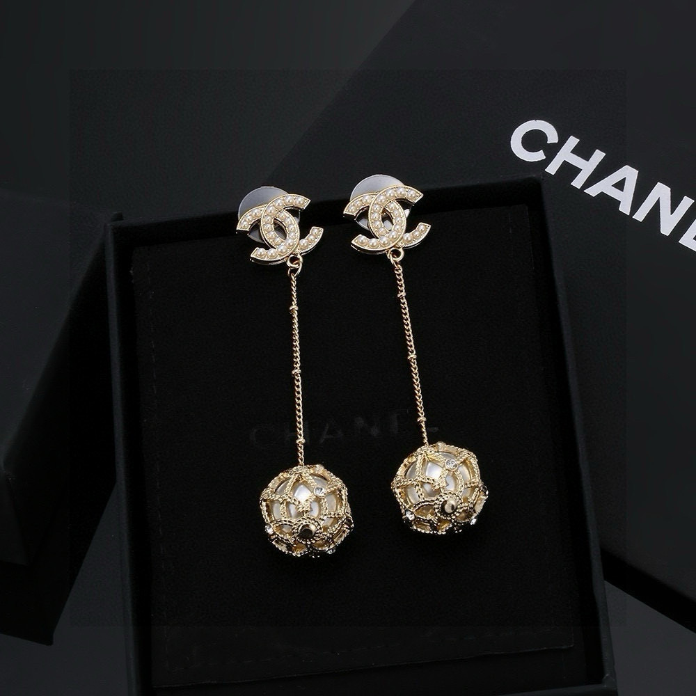  CHANEL  新款！！！长款耳坠  专柜🆕代购品质  原版材质  非常时尚的一款耳钉  俏皮可爱活力