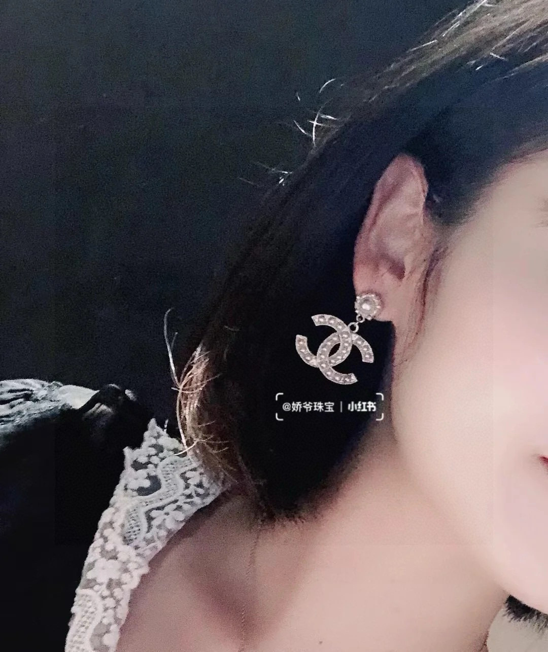 
 Chanel 🇫🇷香奈儿经典双C珍珠耳钉 这款随意搭配都是非常好看百搭时尚单品 🎁日常款 很修饰脸型