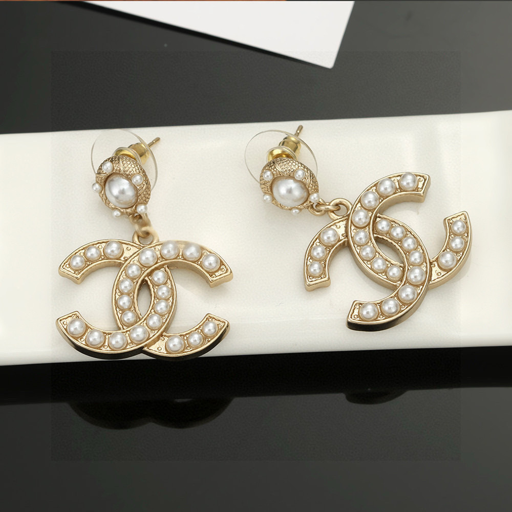 
 Chanel 🇫🇷香奈儿经典双C珍珠耳钉 这款随意搭配都是非常好看百搭时尚单品 🎁日常款 很修饰脸型