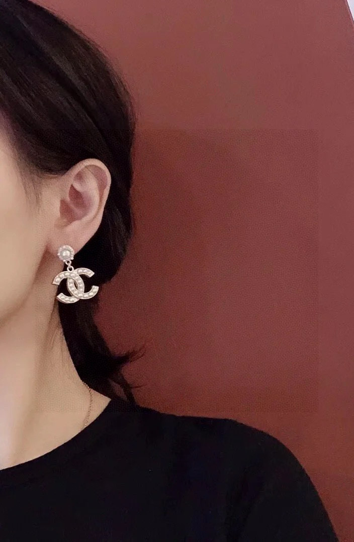 
 Chanel 🇫🇷香奈儿经典双C珍珠耳钉 这款随意搭配都是非常好看百搭时尚单品 🎁日常款 很修饰脸型