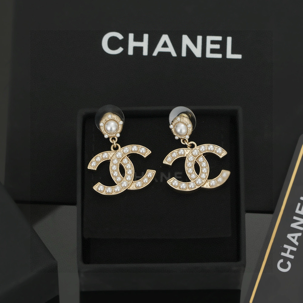 
 Chanel 🇫🇷香奈儿经典双C珍珠耳钉 这款随意搭配都是非常好看百搭时尚单品 🎁日常款 很修饰脸型
