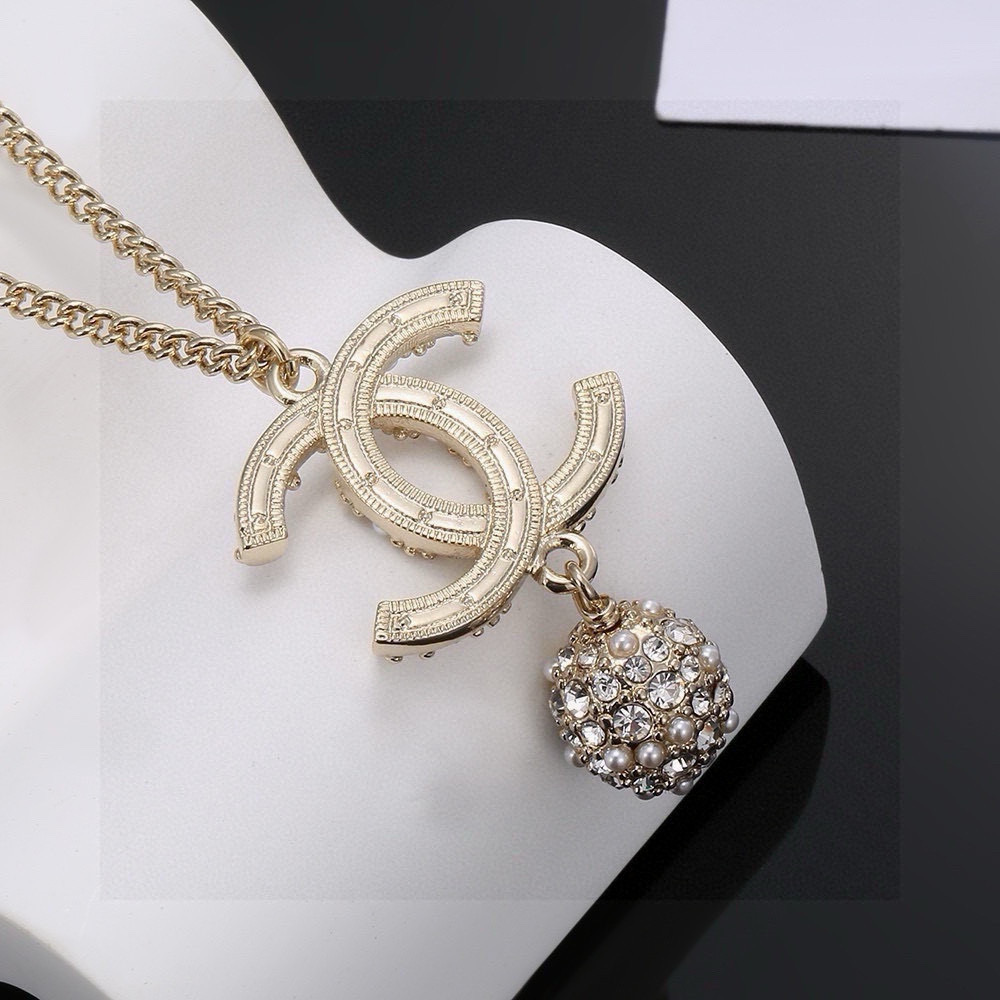  CHANEL 小香项链，高端品质，专柜同材质，做工精致细腻，重工版本，很有设计感简约大方温文尔雅，特别