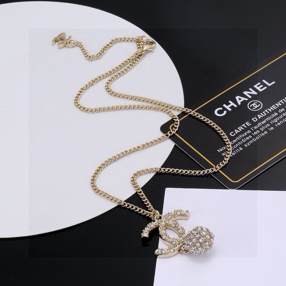  CHANEL 小香项链，高端品质，专柜同材质，做工精致细腻，重工版本，很有设计感简约大方温文尔雅，特别
