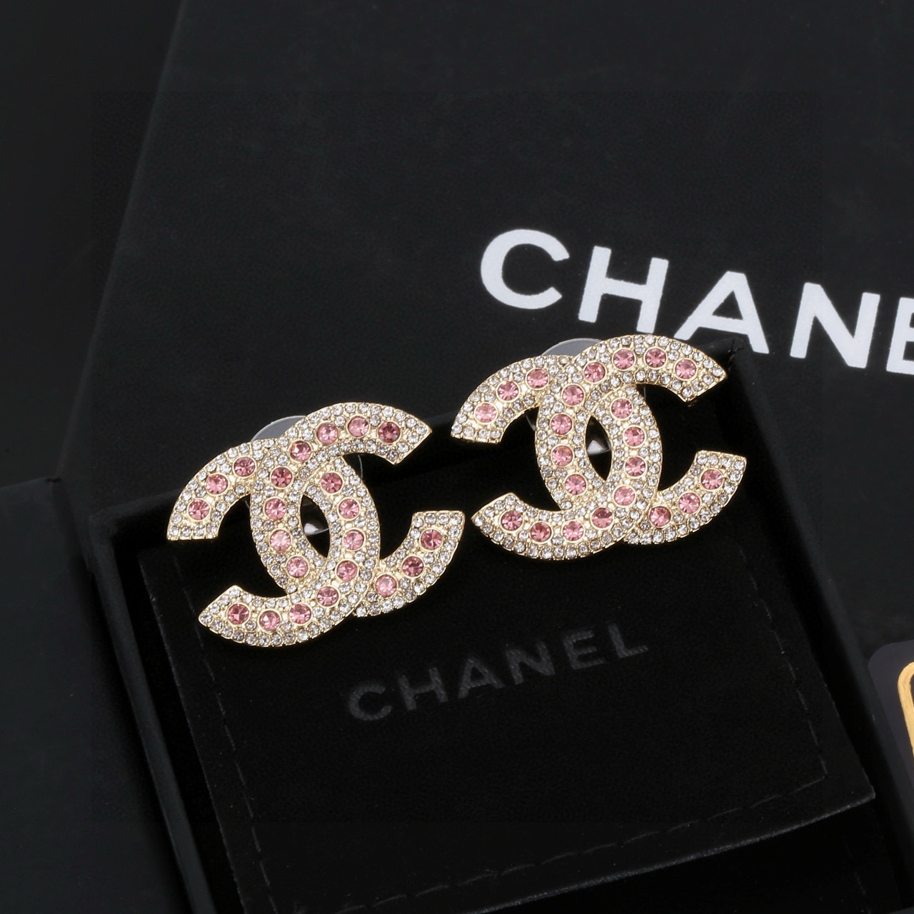  Chanel 🇫🇷香奈儿经典双C耳钉 这款随意搭配都是非常好看百搭时尚单品 🎁日常款 很修饰脸型 很上